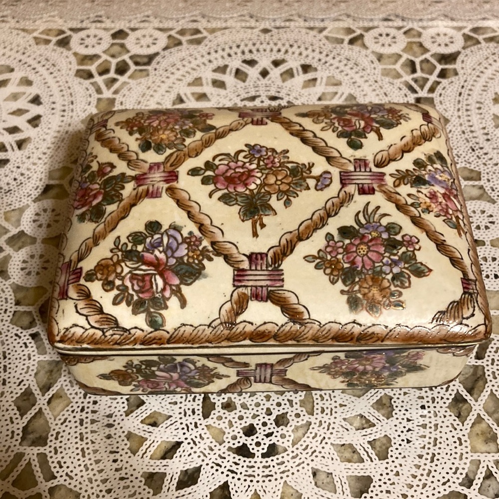 Vintage Porcelain Chinoiserie Decorative Trinket Box. Hand Painted with flowers